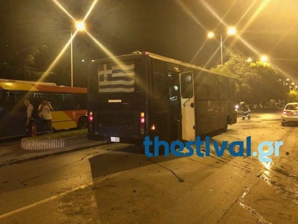 Βίντεο-ντοκουμέντο από την επίθεση με μολότοφ σε κλούβα των ΜΑΤ στη Θεσσαλονίκη